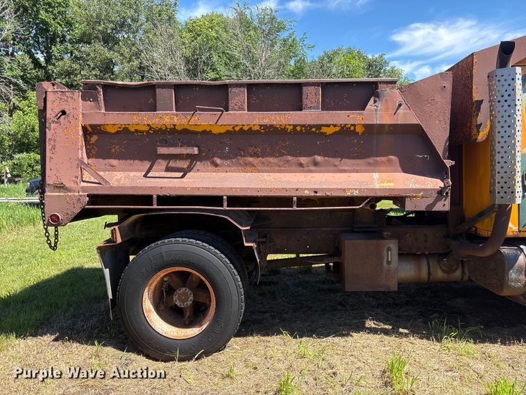 image for item DO5256 1991 International 4900 dump truck