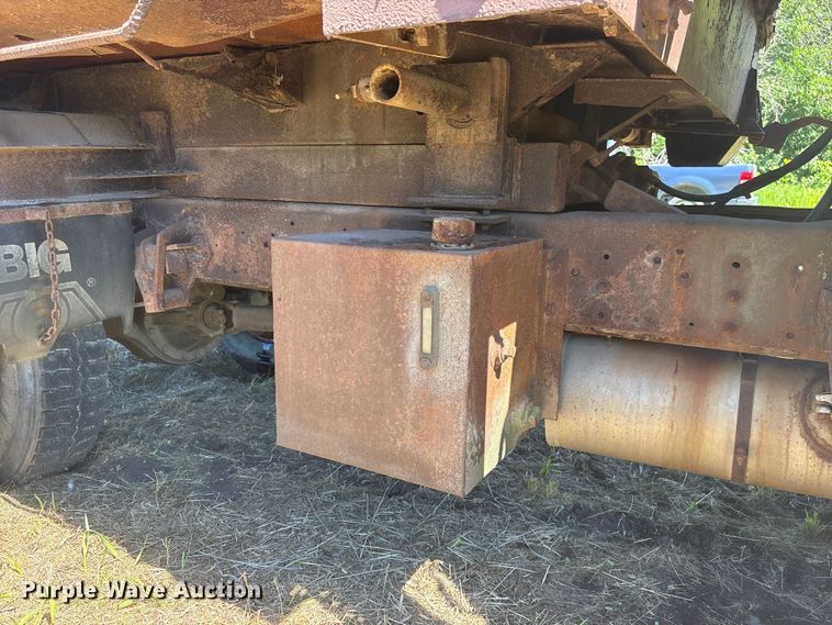 image for item DO5256 1991 International 4900 dump truck