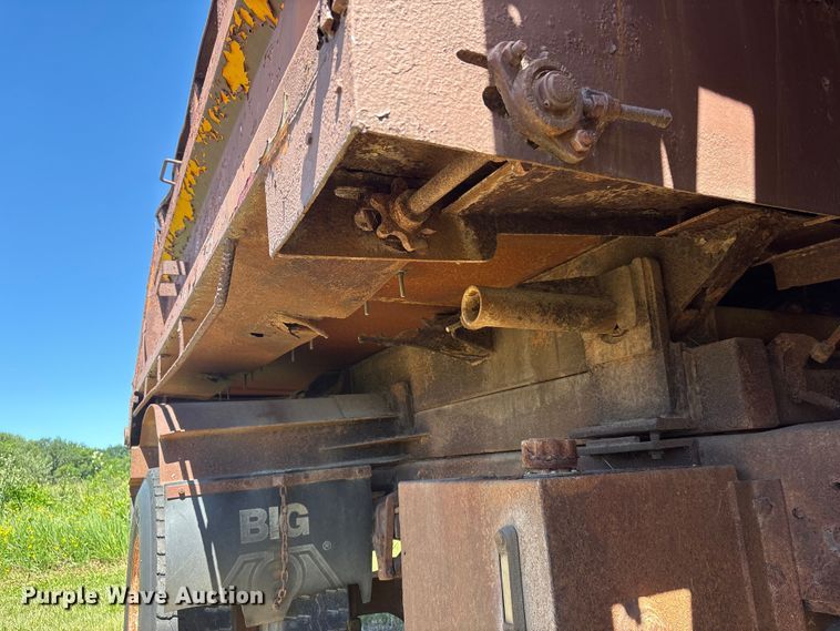 image for item DO5256 1991 International 4900 dump truck