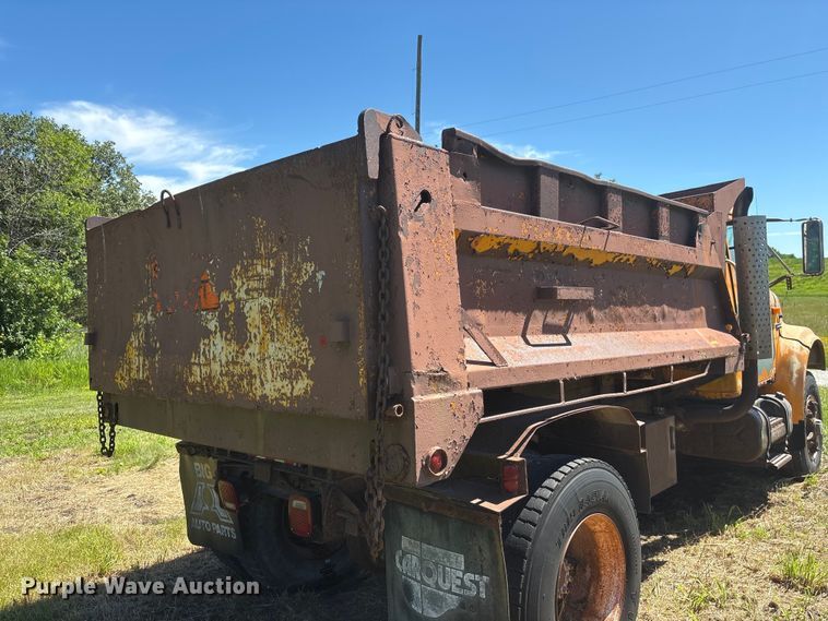 image for item DO5256 1991 International 4900 dump truck