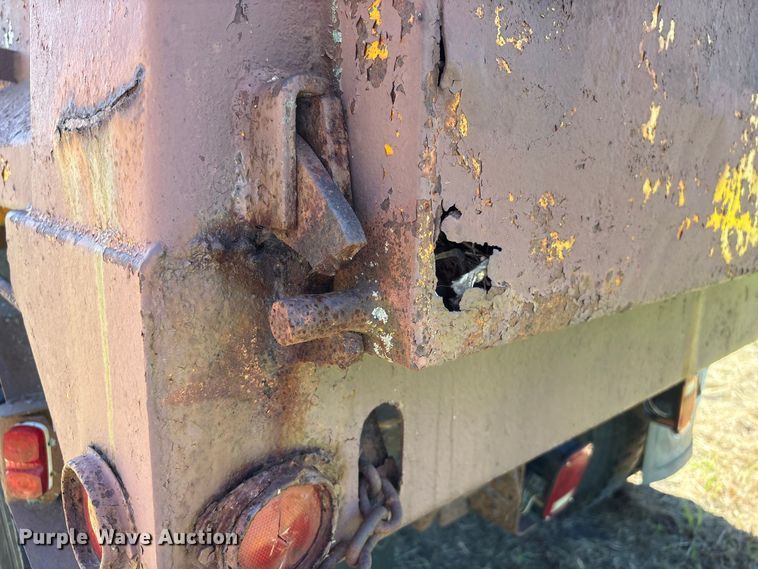 image for item DO5256 1991 International 4900 dump truck
