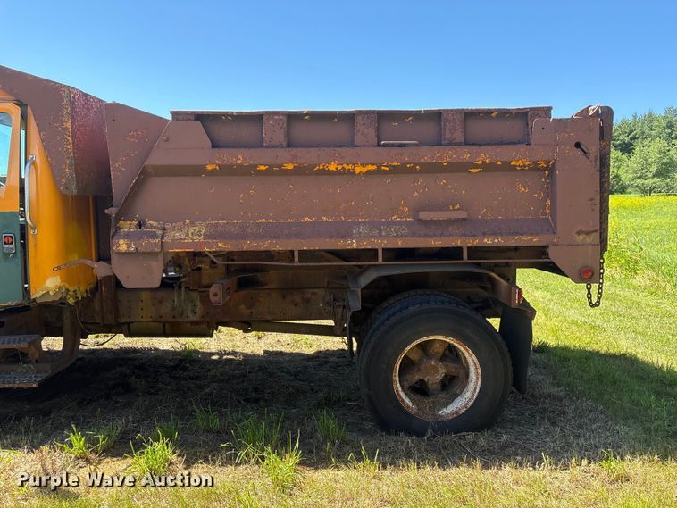 image for item DO5256 1991 International 4900 dump truck