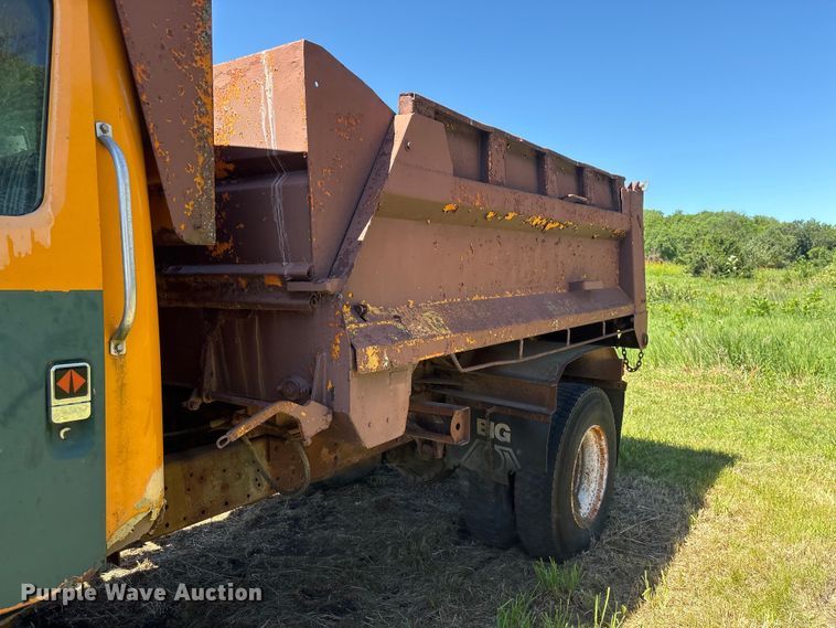 image for item DO5256 1991 International 4900 dump truck