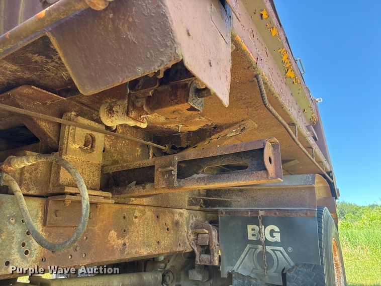 image for item DO5256 1991 International 4900 dump truck