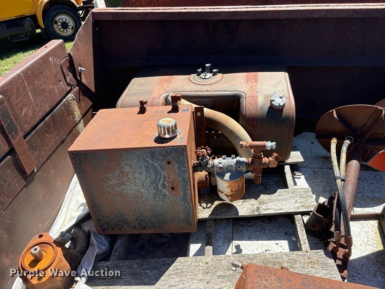 image for item DO5256 1991 International 4900 dump truck