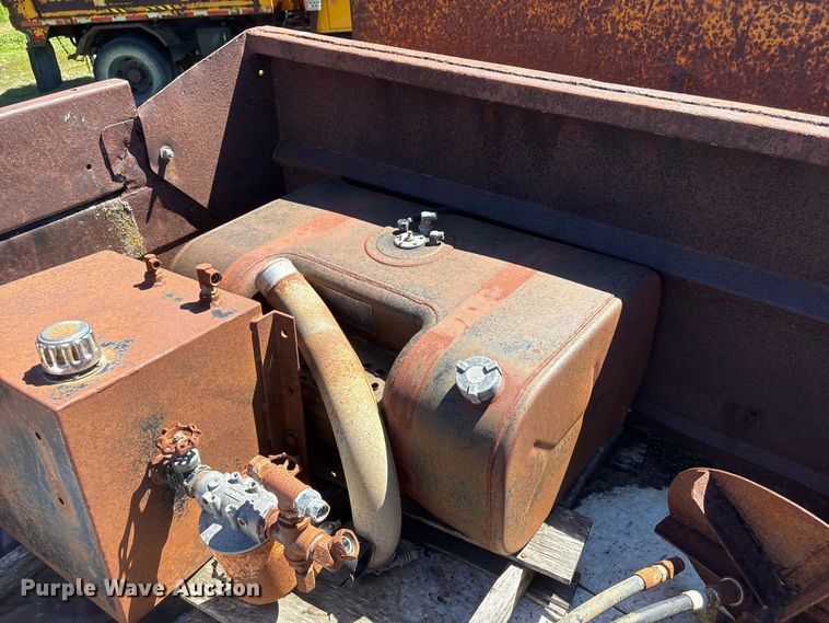 image for item DO5256 1991 International 4900 dump truck