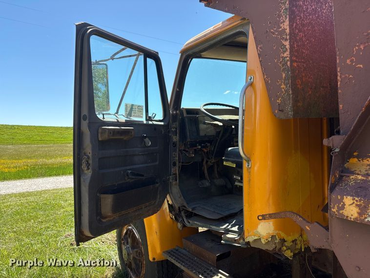 image for item DO5256 1991 International 4900 dump truck