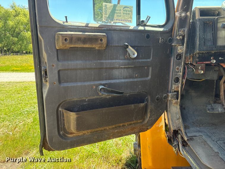 image for item DO5256 1991 International 4900 dump truck