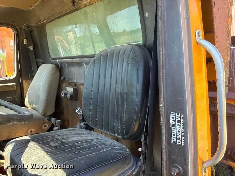 image for item DO5256 1991 International 4900 dump truck