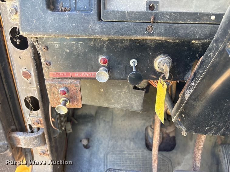 image for item DO5256 1991 International 4900 dump truck