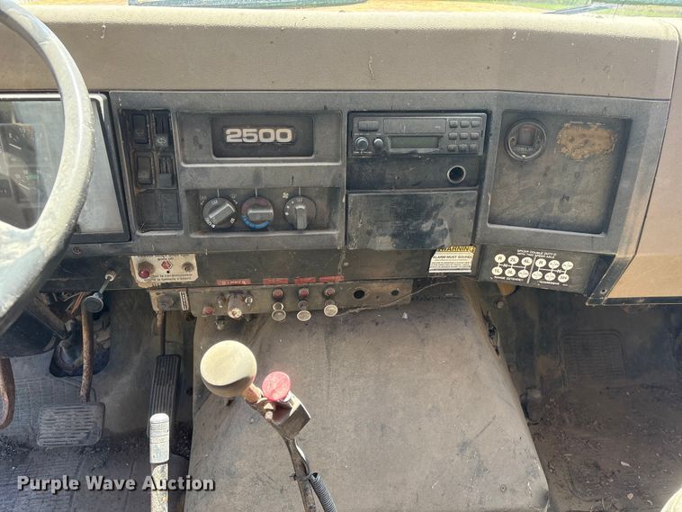 image for item DO5256 1991 International 4900 dump truck