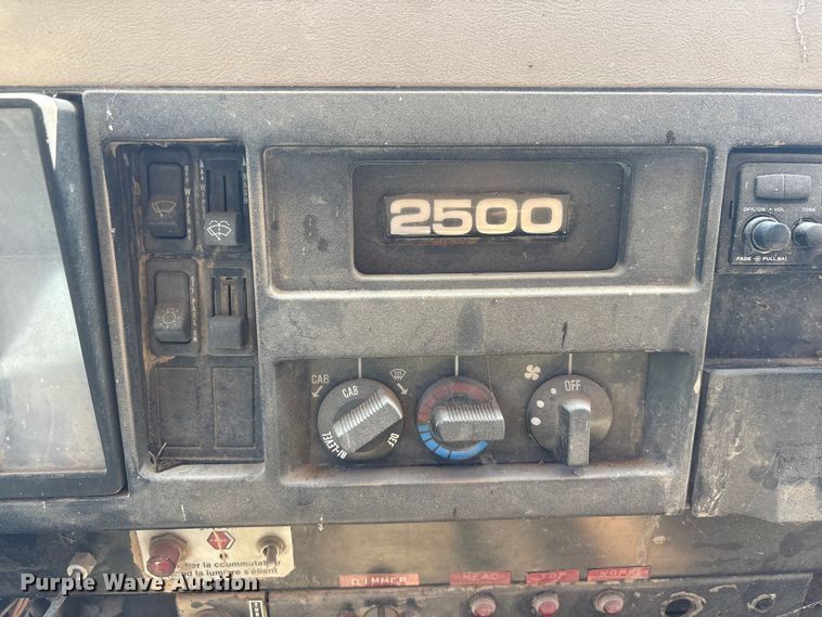 image for item DO5256 1991 International 4900 dump truck