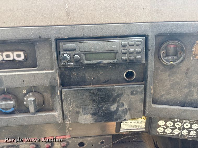 image for item DO5256 1991 International 4900 dump truck