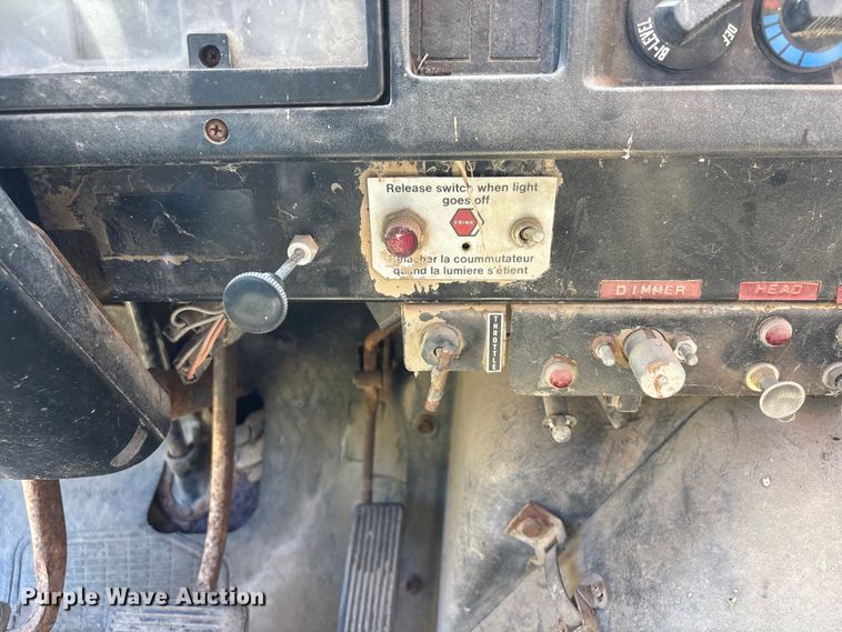 image for item DO5256 1991 International 4900 dump truck