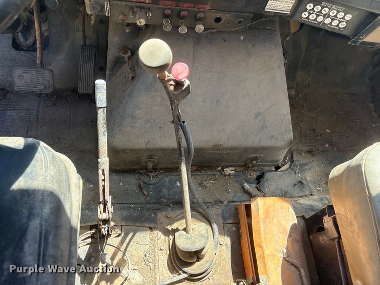 image for item DO5256 1991 International 4900 dump truck