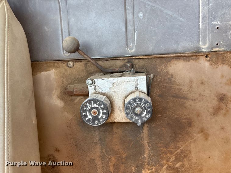 image for item DO5256 1991 International 4900 dump truck