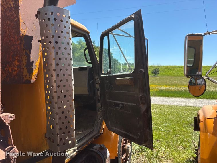 image for item DO5256 1991 International 4900 dump truck