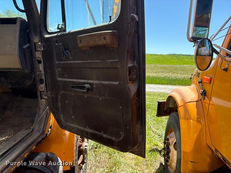 image for item DO5256 1991 International 4900 dump truck