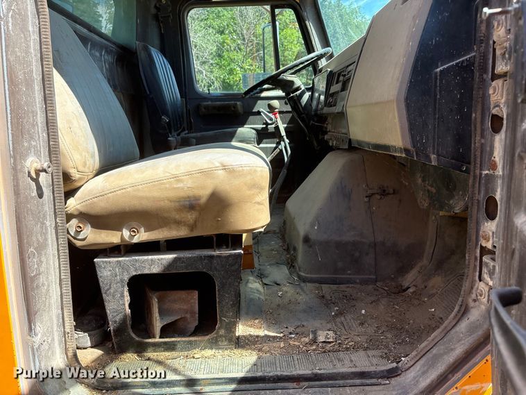 image for item DO5256 1991 International 4900 dump truck