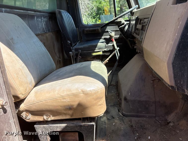 image for item DO5256 1991 International 4900 dump truck
