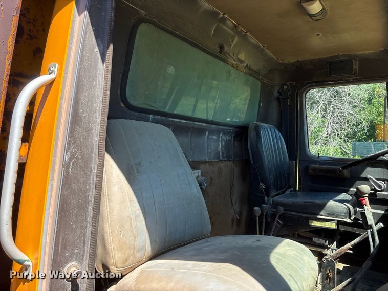 image for item DO5256 1991 International 4900 dump truck