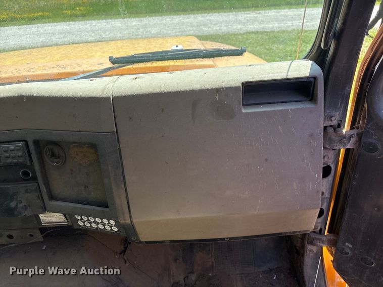 image for item DO5256 1991 International 4900 dump truck