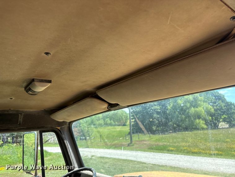 image for item DO5256 1991 International 4900 dump truck