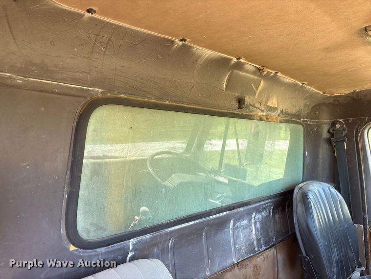 image for item DO5256 1991 International 4900 dump truck