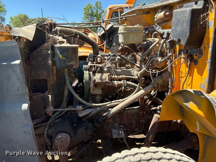 image for item DO5256 1991 International 4900 dump truck