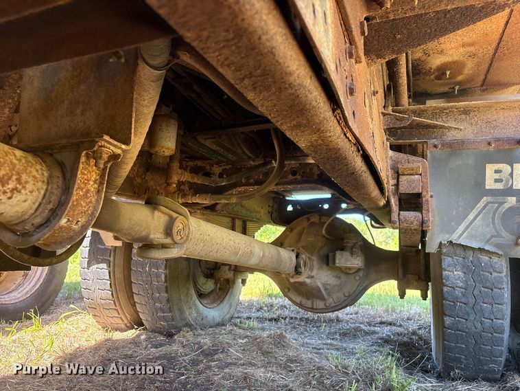 image for item DO5256 1991 International 4900 dump truck