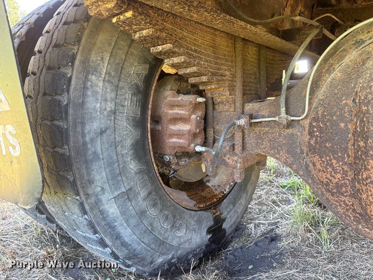 image for item DO5256 1991 International 4900 dump truck