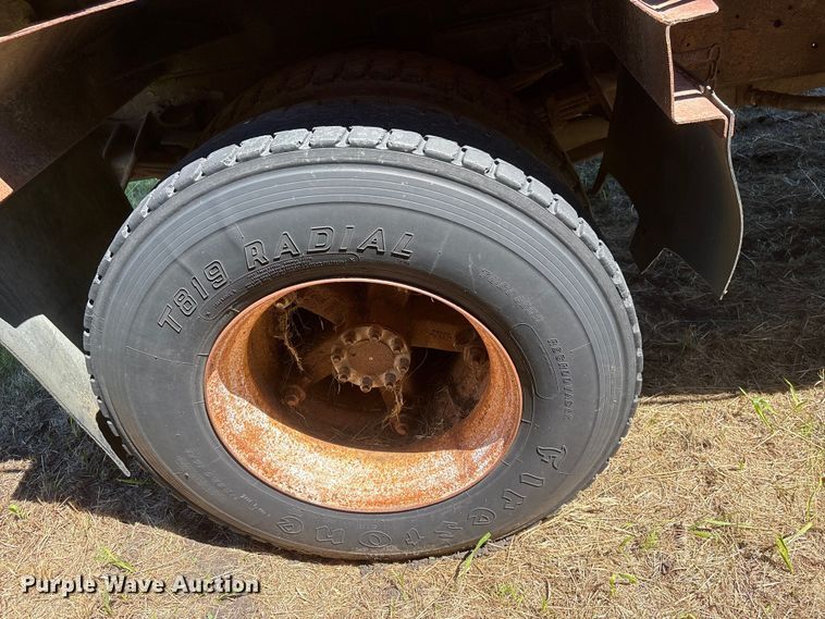 image for item DO5256 1991 International 4900 dump truck