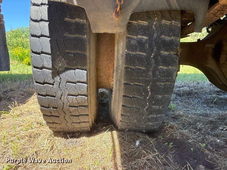 image for item DO5256 1991 International 4900 dump truck