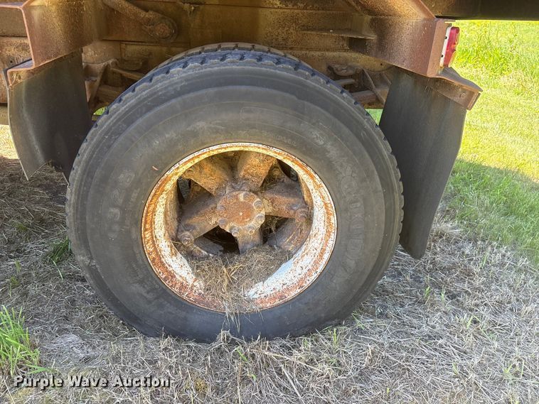image for item DO5256 1991 International 4900 dump truck