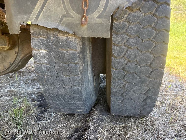 image for item DO5256 1991 International 4900 dump truck