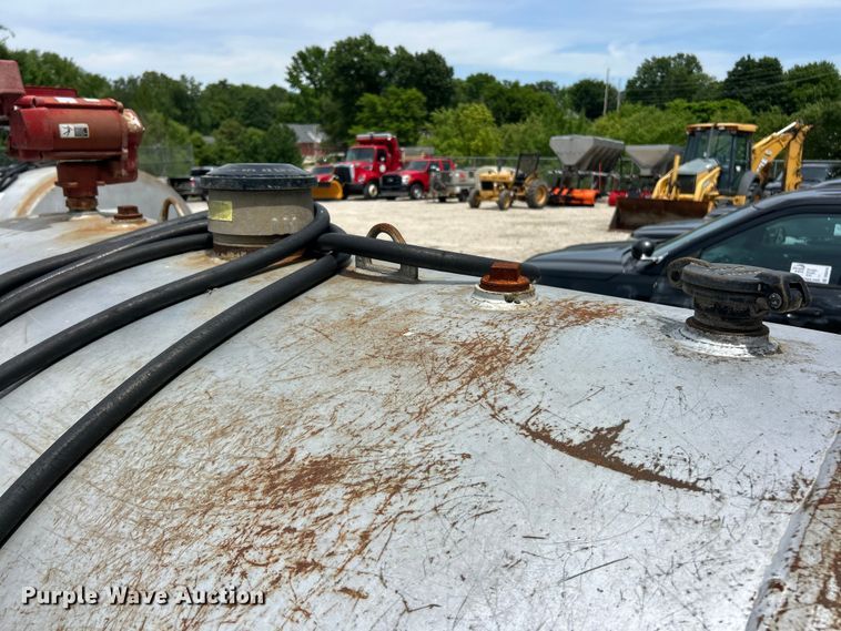 image for item DQ5474 fuel tank