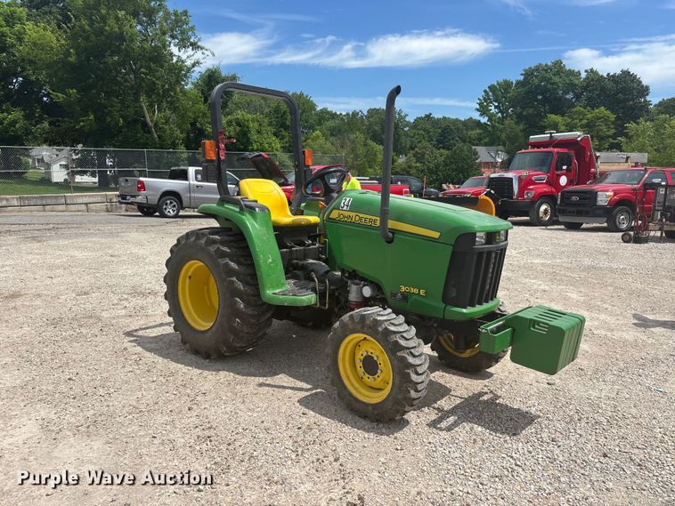 image for item DQ5482 2013 John Deere 3038E MFWD tractor