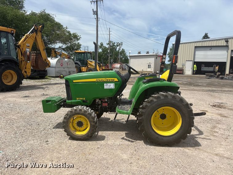 image for item DQ5482 2013 John Deere 3038E MFWD tractor