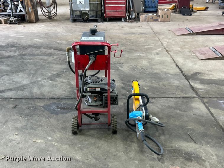 image for item DQ5498 Hydraulic power unit and saw