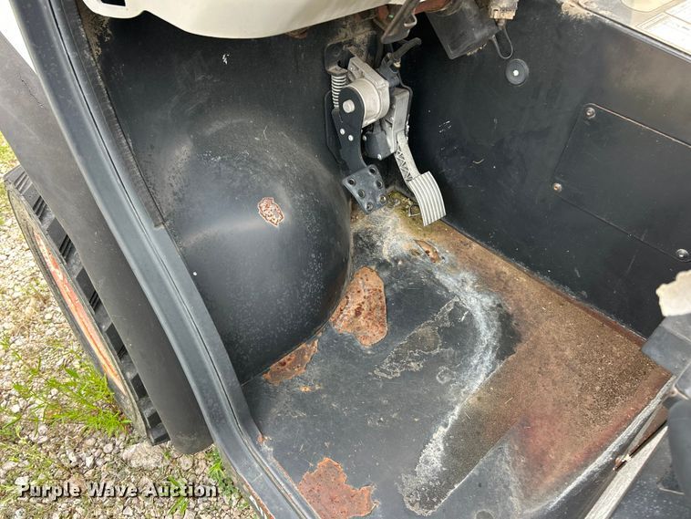 image for item DQ5506 2014 Bobcat 5600 Toolcat utility vehicle