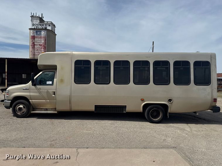 image for item DR1005 2017 Ford E450 shuttle bus