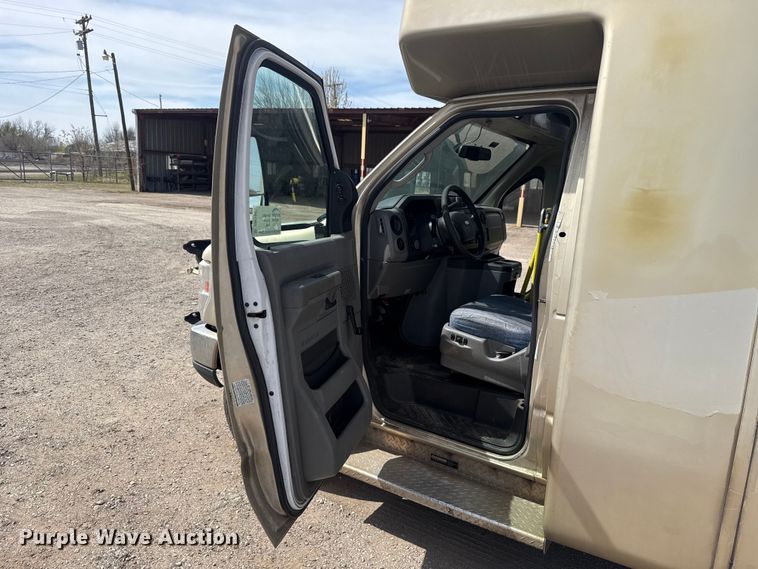 image for item DR1005 2017 Ford E450 shuttle bus
