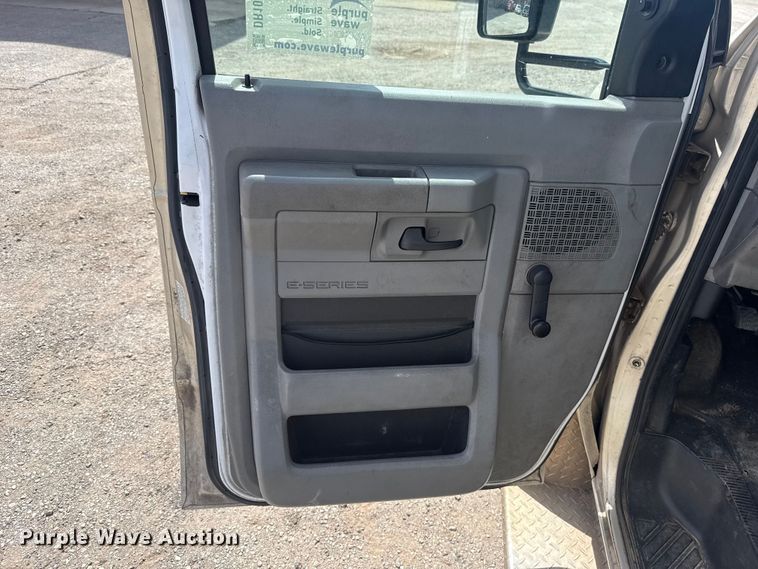 image for item DR1005 2017 Ford E450 shuttle bus
