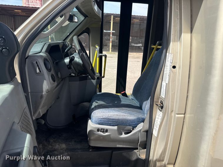 image for item DR1005 2017 Ford E450 shuttle bus
