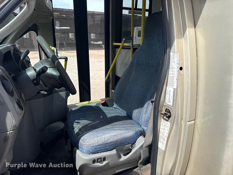 image for item DR1005 2017 Ford E450 shuttle bus