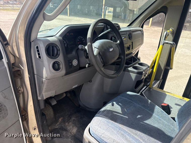 image for item DR1005 2017 Ford E450 shuttle bus