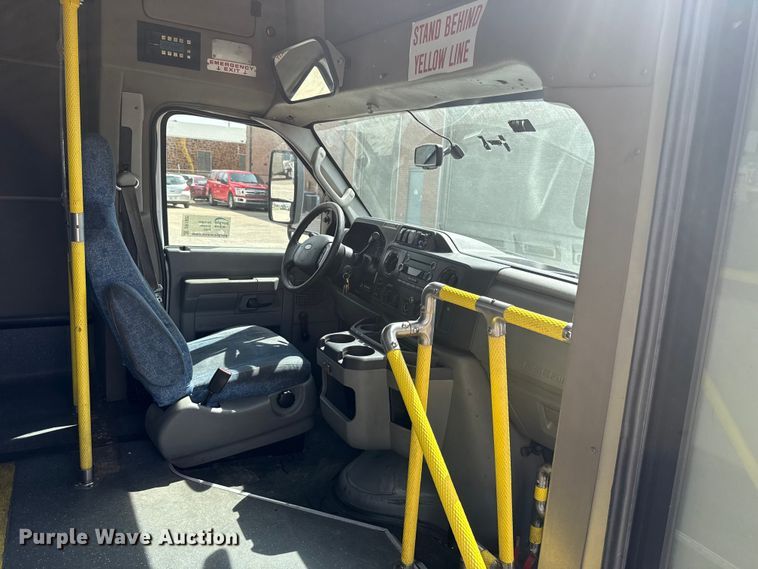 image for item DR1005 2017 Ford E450 shuttle bus