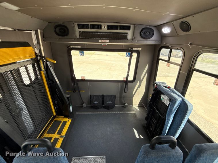 image for item DR1005 2017 Ford E450 shuttle bus