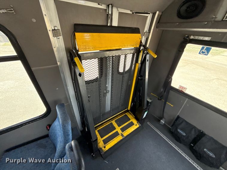 image for item DR1005 2017 Ford E450 shuttle bus