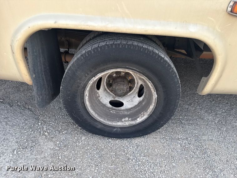 image for item DR1005 2017 Ford E450 shuttle bus